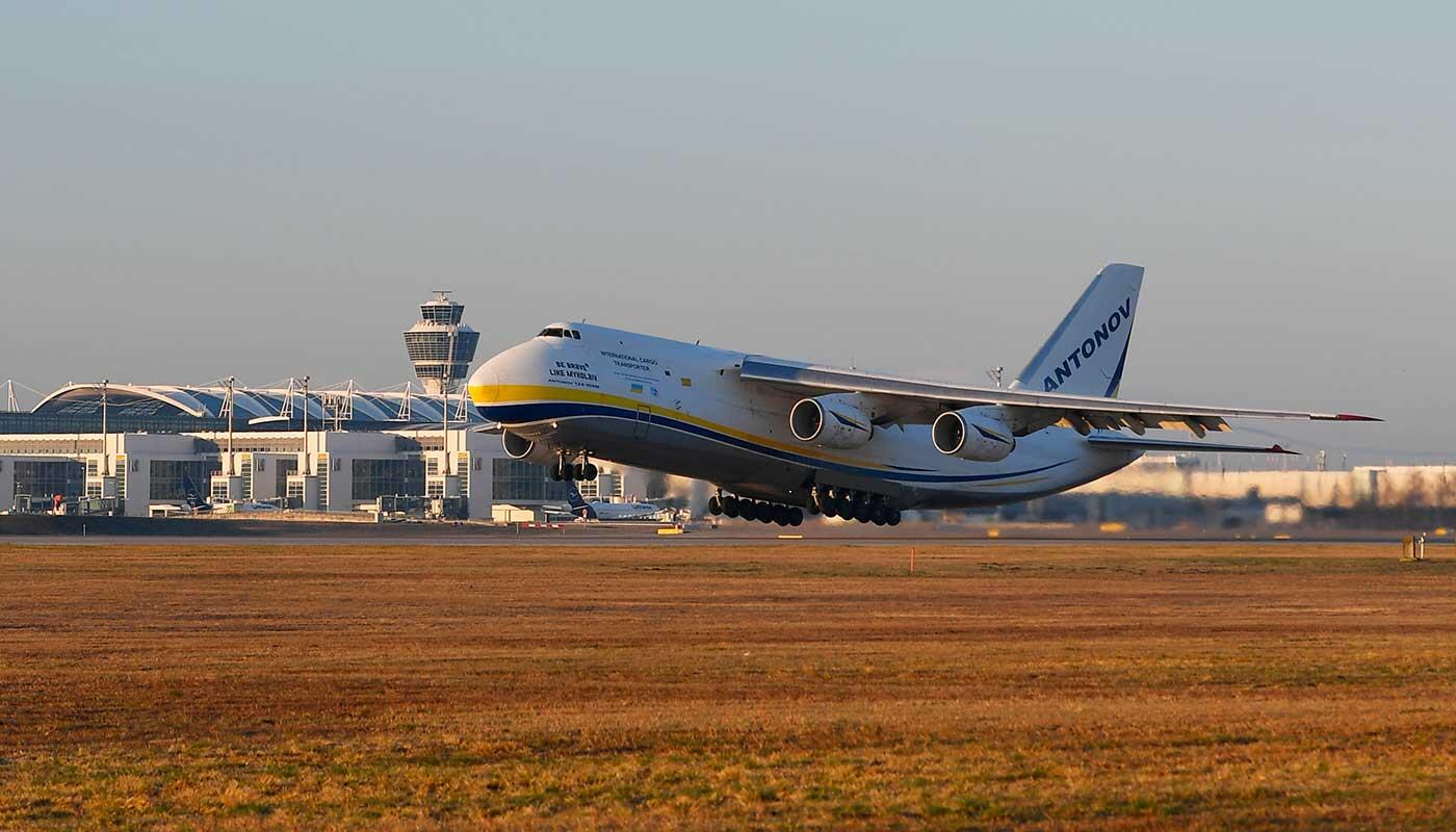 Abflug der Antonov Abflug der Antonov An-124 am Flughafen München