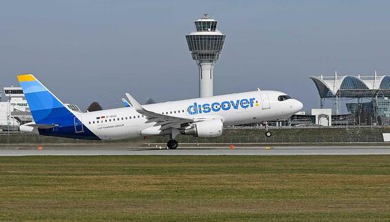 Take-off of a Discover Airlines Airbus A320-214