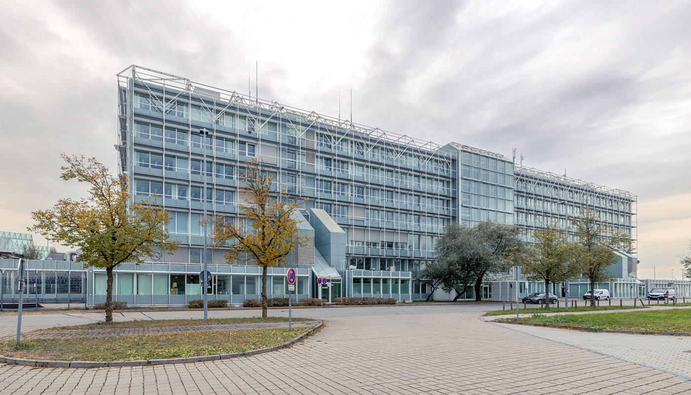 Frontansicht Gebäude der ehem. Luftpostleitstelle am Flughafen München - Sitz der IT Frontansicht Gebäude der ehem. Luftpostleitstelle am Flughafen München - Sitz der IT