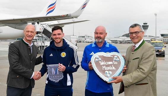 Auftakt für die UEFA-Fußball-Europameisterschaft am Flughafen München: Flughafenchef Jost Lammers, Andy Robertson, Teamkapitän der schottischen Nationalmannschaft, Trainer Steve Clarke und Staatsminister Dr. Florian Herrmann (von links nach rechts)