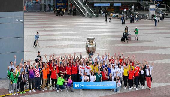 Rund 70 Mitarbeitende versammelten sich rund um die Giant Trophy im MAC Forum, um die Diversität der Flughafenfamilie zu feiern und zu symbolisieren