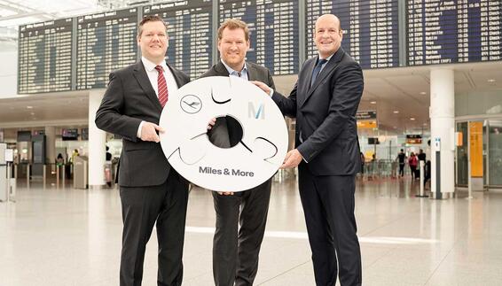 "Loyalty Hub Munich" Kooperation von links nach rechts: Heiko Reitz (Chief Commercial Officer Lufthansa Airlines), Johann-Philipp Bruns (Managing Director Miles & More GmbH) und Dr. Jan-Henrik Andersson (Chief Commercial Officer Flughafen München GmbH)