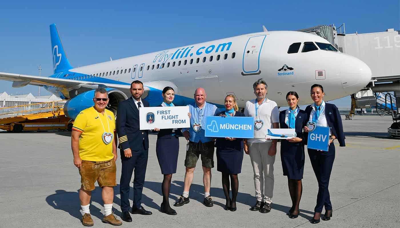 Erstflug Flylili Anlässlich der neuen Flugverbindung freuten sich Vertreter von FlyLili und des Münchner Flughafens zusammen mit der Crew über den Erstflug