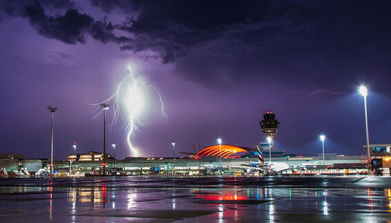 Gewitter mit Blitz und Donner am Flughafen München