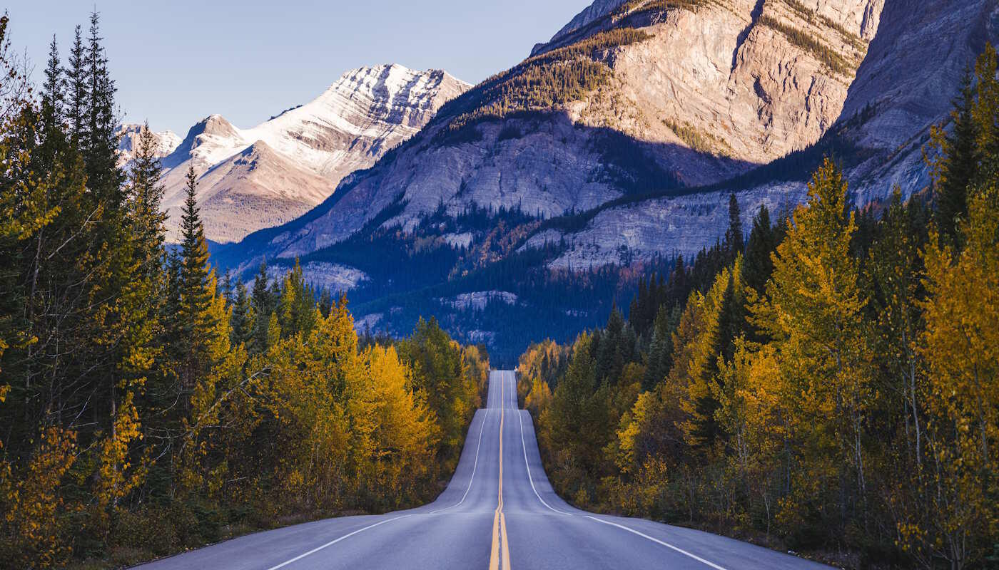 Straße zu den Rocky Mountains in Kanada Straße zu den Rocky Mountains in Kanada