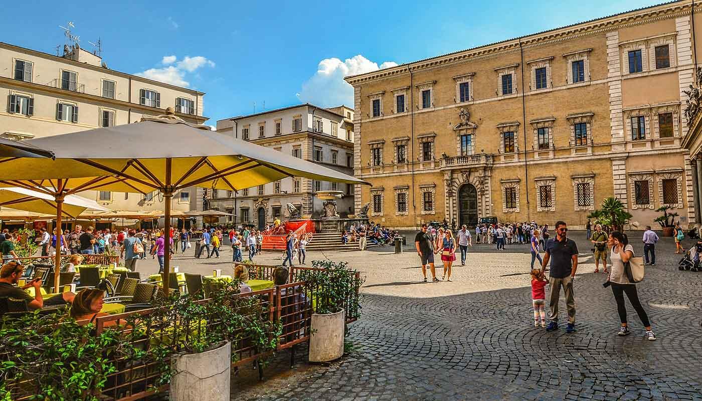 Piazza in Rom Café-Terrasse auf einem Platz in Rom