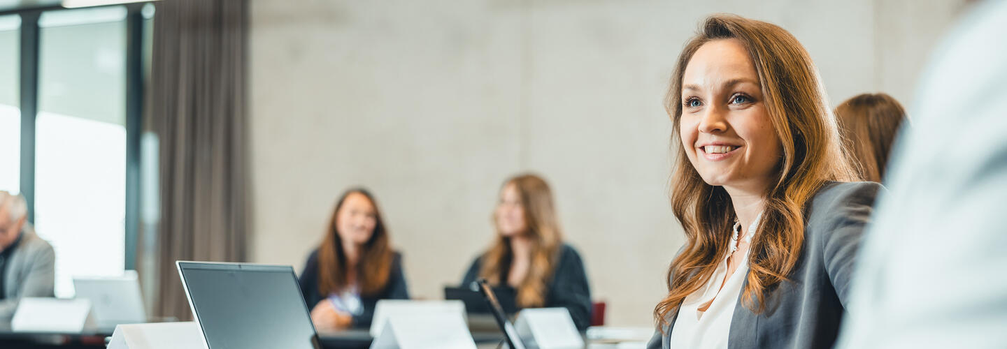 AirportAcademy des Flughafens München Schulungsteilnehmer sitzen an Tischen in einem Schlungsraum