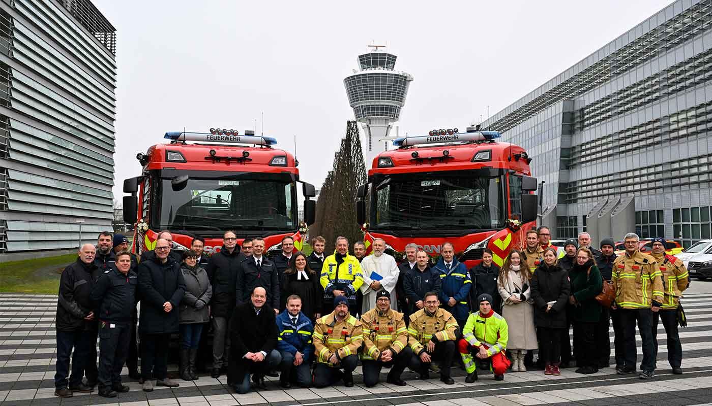 Übergabe Wechselladerfahrzeuge Flughafenfeuerwehr übergibt ihre alten Wechselladerfahrzeuge an das THW-Freising bzw. den Kreisfeuerwehrverband Erding und weiht gleichzeitig ihre neuen Feuerwehrfahrzeuge ein