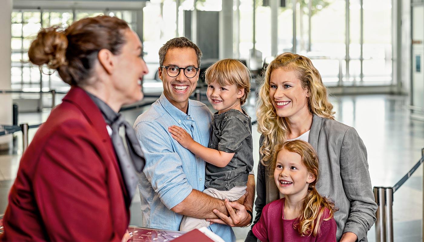 Familie am Schalter Familie am Schalter