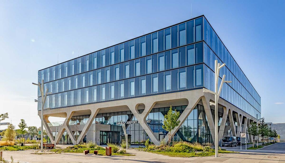 AirportAcademy am LabCampus Außenansicht des Academy Gebäudes mit Glasfassade und auffälliger Betonstruktur