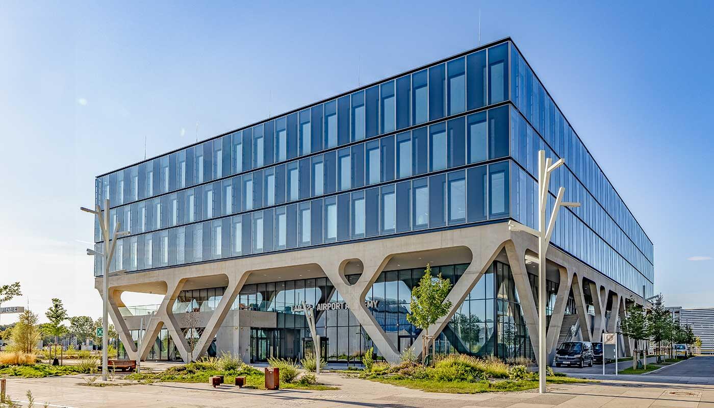 AirportAcademy am LabCampus Außenansicht des Academy Gebäudes mit Glasfassade und auffälliger Betonstruktur