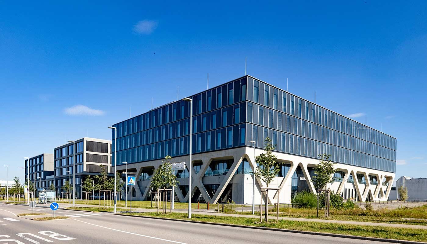 LabCampus LAB 52 Zwei Gebäude in der Außenansicht vor blauem Himmel