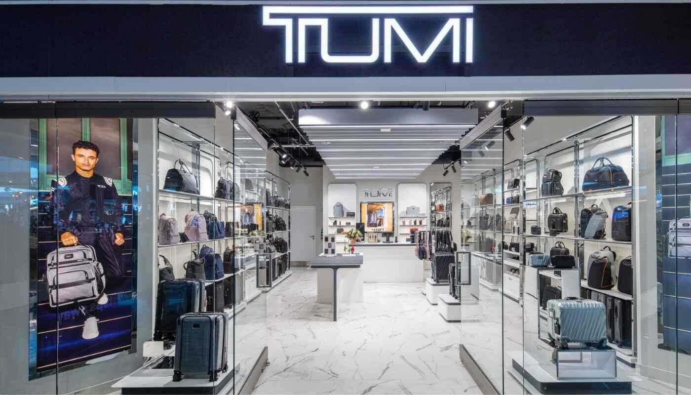 TUMI Store TUMI Store Außenansicht mit Koffern und Taschen