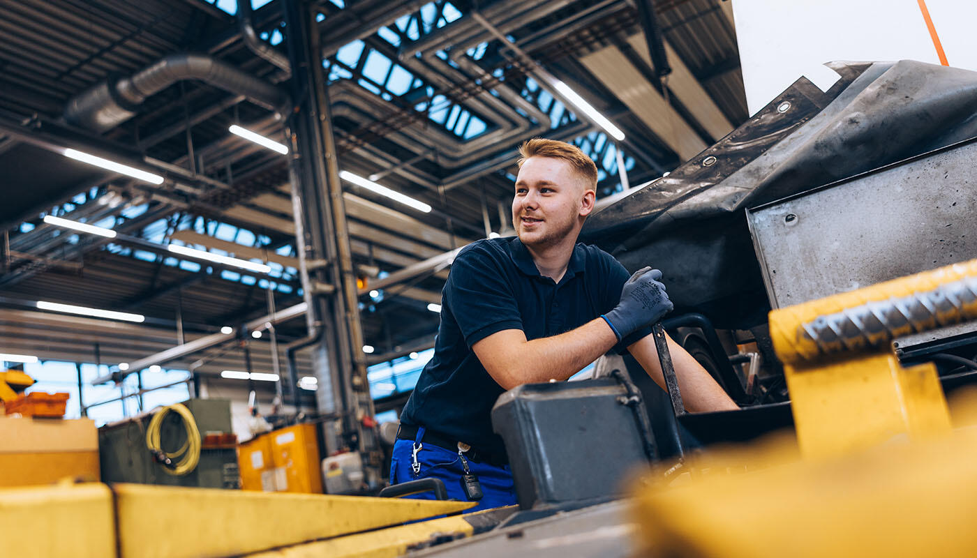 Mechatroniker in der Kfz-Werkstatt vom Fahrzeugmanagement am Flughafen München Mechatroniker in der Kfz-Werkstatt vom Fahrzeugmanagement am Flughafen München