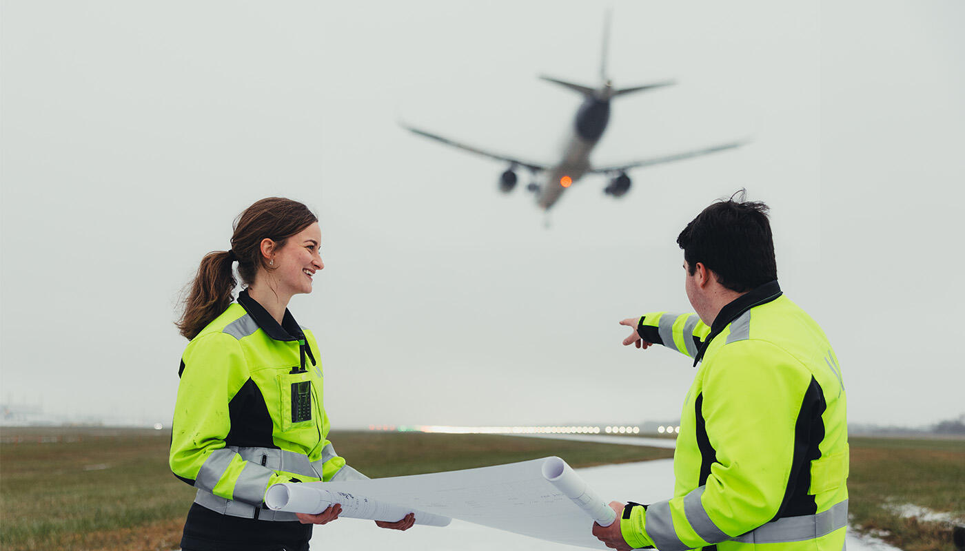 Technik-Fachkräfte der Luftverkehrsflächen- und Anlagentechnik auf dem Rollfeld vom Flughafen München bei der Instandhaltung von LED-Lights Technik-Fachkräfte der Luftverkehrsflächen- und Anlagentechnik auf dem Rollfeld vom Flughafen München bei der Instandhaltung von LED-Lights