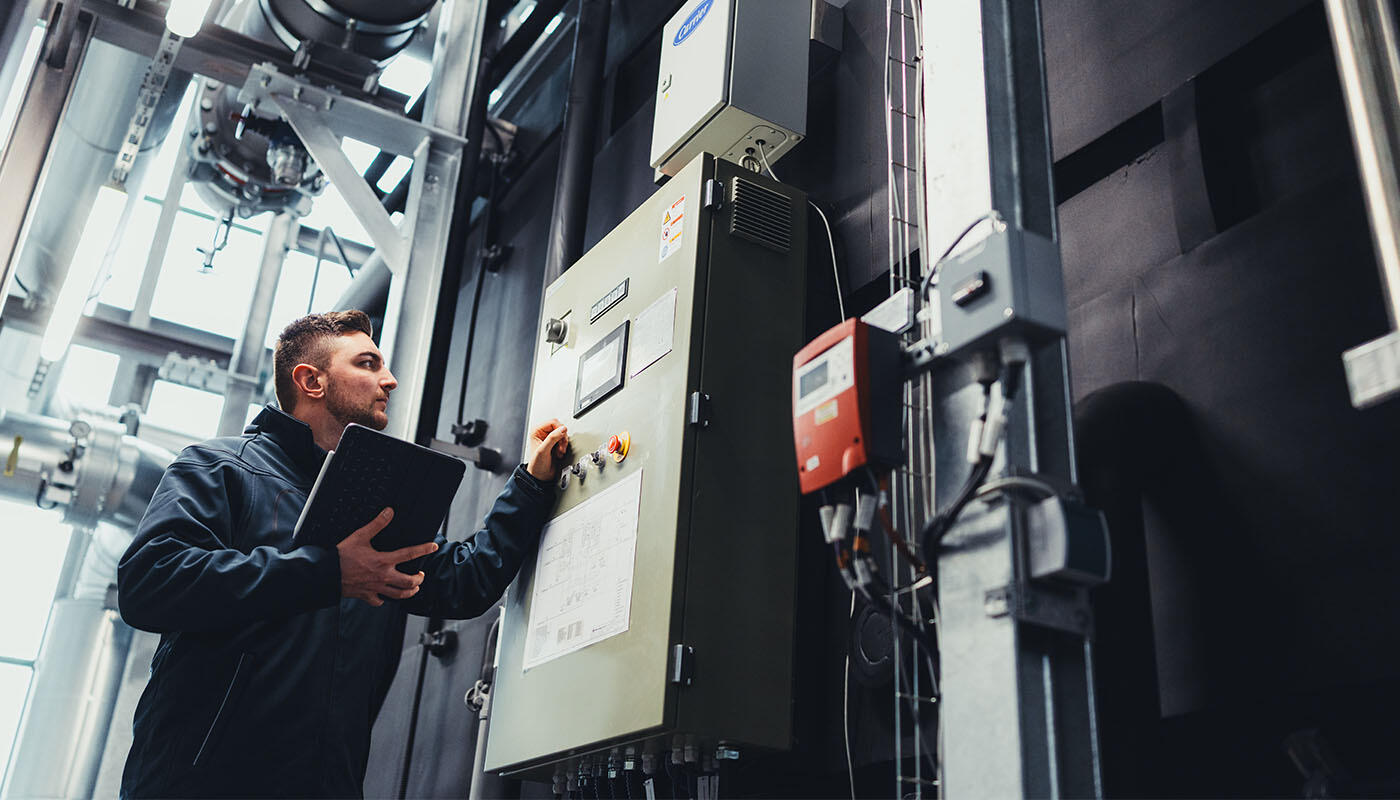 Ingenieur in der firmeneigenen Versorgungszentrale Ingenieur in der firmeneigenen Versorgungszentrale