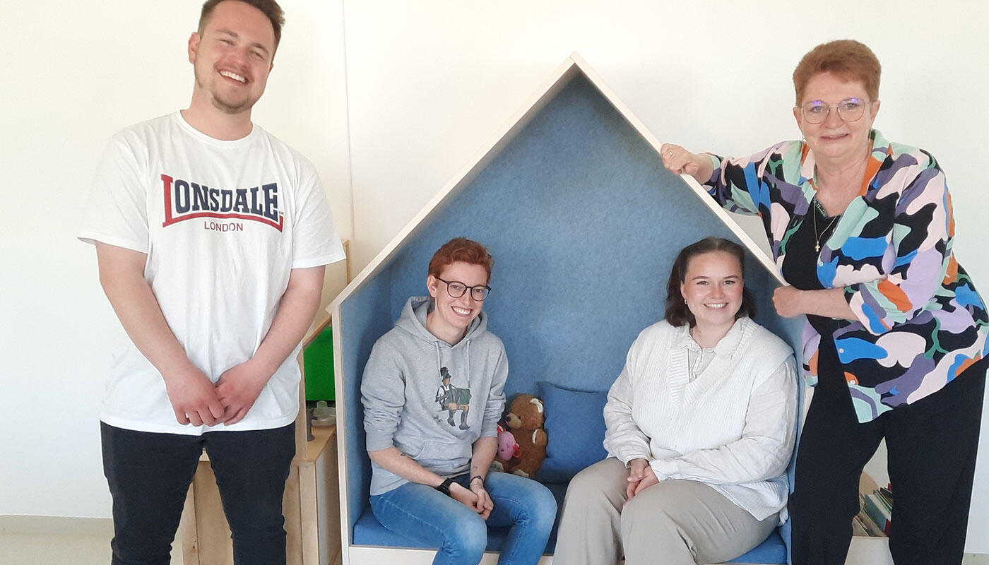Mehr Platz für die Kinder im neuen Container, finanziert aus der Startgebühr des Airportlaufs: Heilerziehungspfleger:innen der Heilpädagogischen Tagesstätte St. Nikolaus in Erding Andreas Kellner, Christina Scharl und Greta Bagusch mit Leiterin Rosemarie Jaletzke (v.l.) Mehr Platz für die Kinder im neuen Container, finanziert aus der Startgebühr des Airportlaufs: Heilerziehungspfleger:innen der Heilpädagogischen Tagesstätte St. Nikolaus in Erding Andreas Kellner, Christina Scharl und Greta Bagusch mit Leiterin Rosemarie Jaletzke (v.l.)
