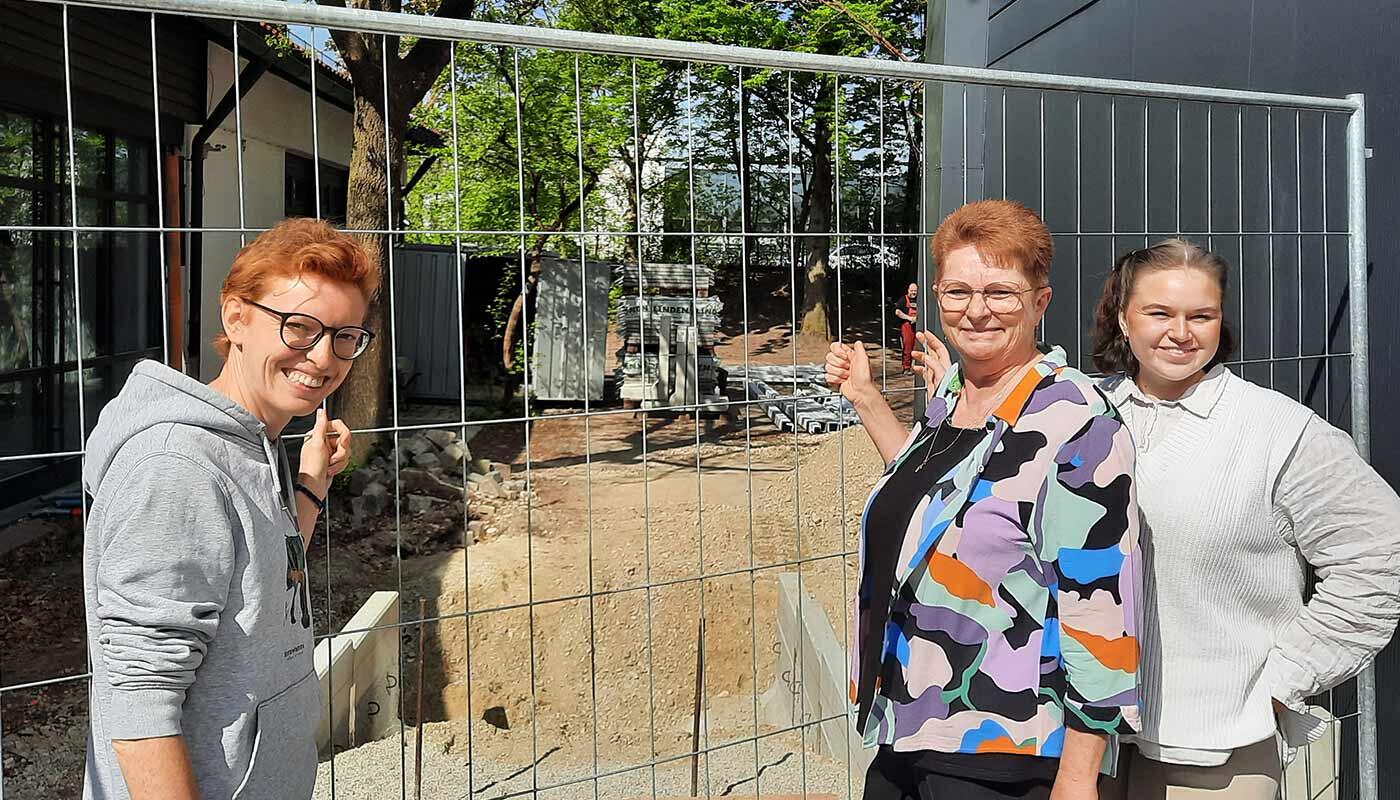 Mit den Spenden aus dem Airportlauf 2025 soll vor dem kürzlich aufgestellten Container der Heilpädagogischen Tagesstätte St. Nikolaus in Erding ein neuer Sandkasten für die Kinder gebaut werden. Mit den Spenden aus dem Airportlauf 2025 soll vor dem kürzlich aufgestellten Container der Heilpädagogischen Tagesstätte St. Nikolaus in Erding ein neuer Sandkasten für die Kinder gebaut werden.