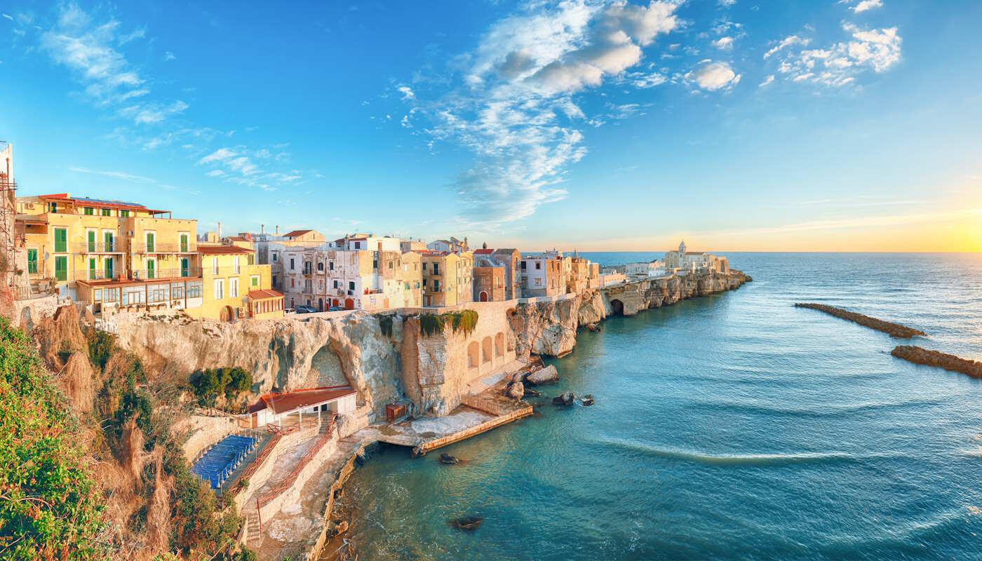 Küste von Vieste in Apulien, Italien Küste von Vieste in Apulien, Italien