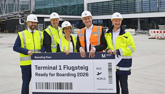 Besichtigung Terminal 1-Erweiterung v.l.:Thomas Hoff Andersson (Geschäftsführung Aviation und Operation der FMG), Jan-Henrik Andersson (Geschäftsführung Commercial und Security der FMG), Katrin Hennig (Gesamtprojektleiterin Terminal 1-Erweiterung der FMG), Albert Füracker (Bayerischer Finanzminister und Vorsitzender des Aufsichtsrats der FMG) und Jost Lammers (Vorsitzender der Geschäftsführung der FMG).