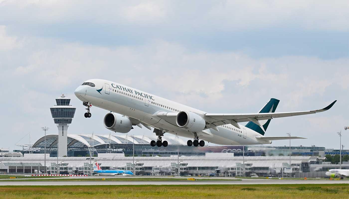 Erstflug Cathay Pacific Startendes Flugzeug des Typs Airbus A350-900 der Fluglinie Cathay Pacific vom Münchner Flughafen