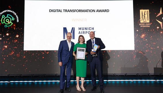 Dr. Jan-Henrik Andersson (Geschäftsführer Commercial und Security der Flughafen München GmbH, rechts) und Vera Jakobsen (Leiterin Digital der Flughafen München GmbH, Mitte) nahmen den Award entgegen. Die Auszeichnung wurde von Andreas Boschen (Executive Director SESAR 3 Joint Undertaking, links) überreicht. 