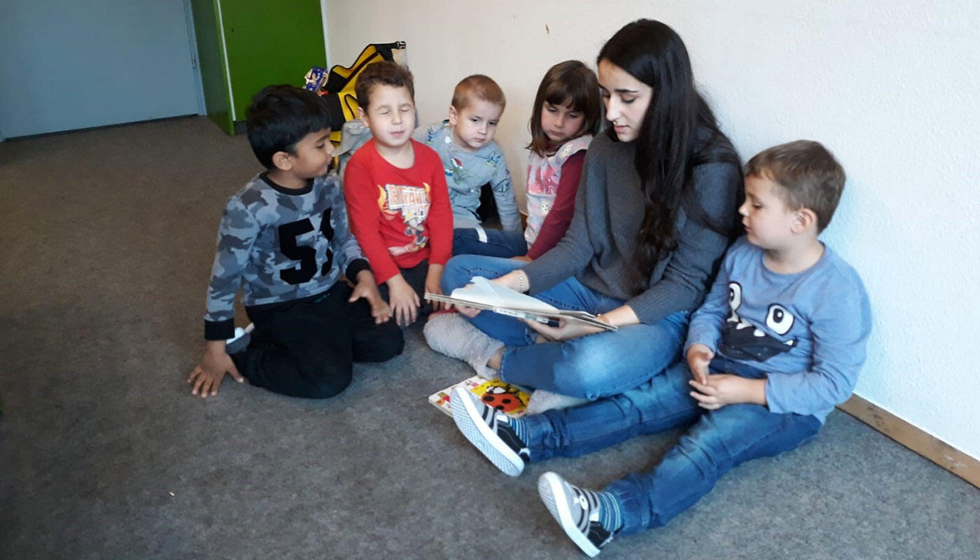 Der MiBiKids-Gruppenkurs: Spielen, reden, lesen und nebenbei Deutsch lernen für Kinder mit Migrationshintergrund. Der MiBiKids-Gruppenkurs: Spielen, reden, lesen und nebenbei Deutsch lernen für Kinder mit Migrationshintergrund.