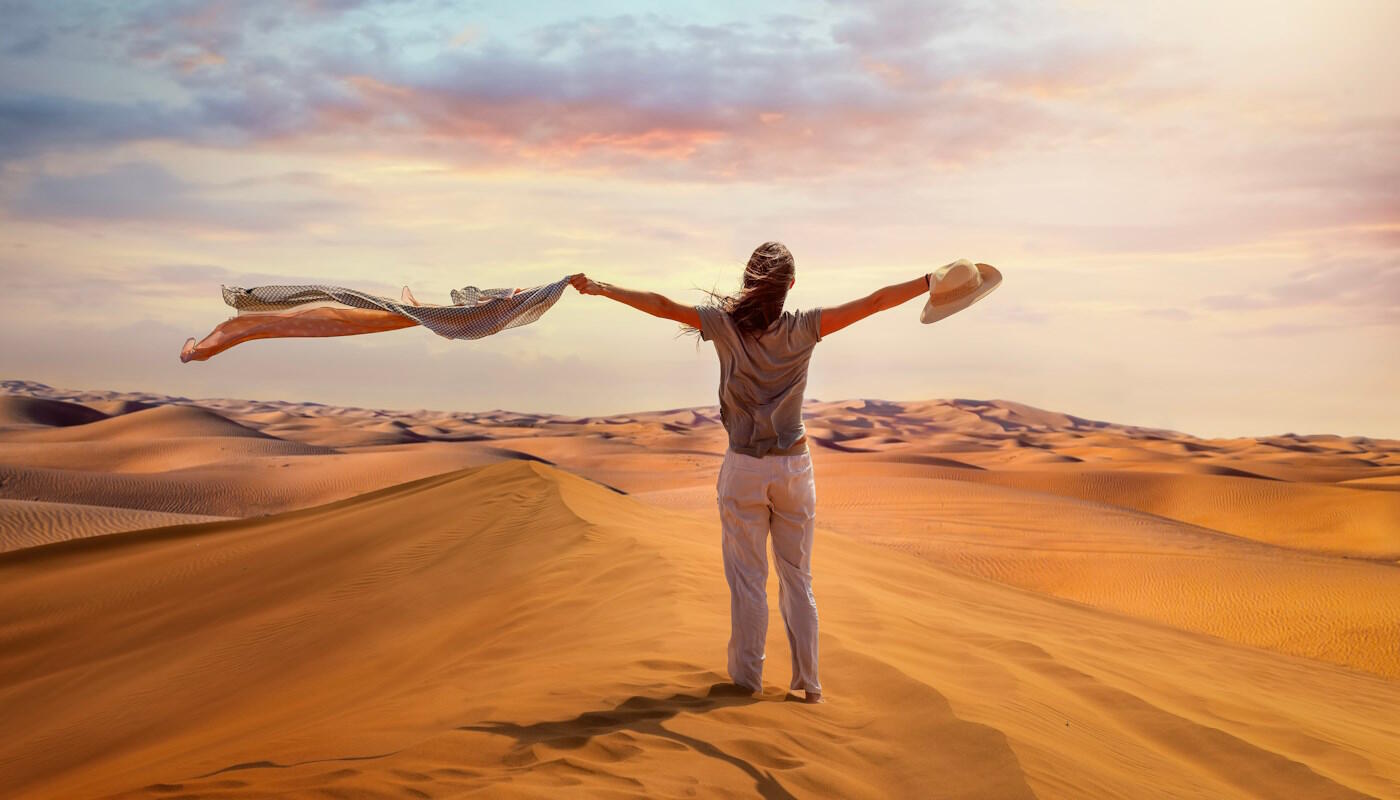 Frau in der Wüste bei Sharjah, Vereinigte Arabische Emirate Frau in der Wüste bei Sharjah, Vereinigte Arabische Emirate