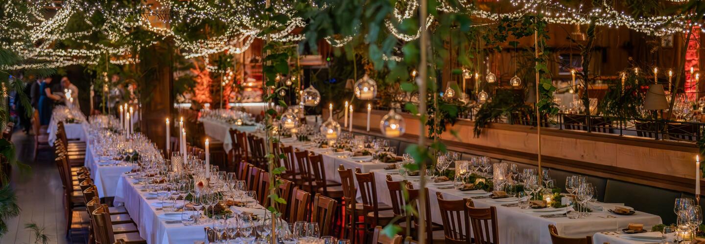 Allresto gala evening - enchanted forest theme Festively decorated tables at the Allresto gala evening, surrounded by warm fairy lights, green decorations, and an elegant atmosphere.