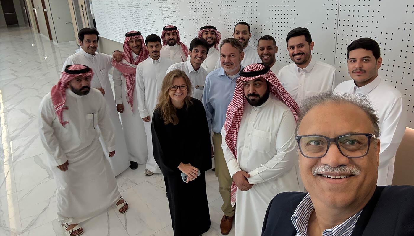 Trainingsteilnehmer PXM Training Riyadh Teilnehmergruppe mit MunichAirportAcademy Trainern Magadelena Sokol und André Schunck und ACI AMPAP Director Gurjit Gill.