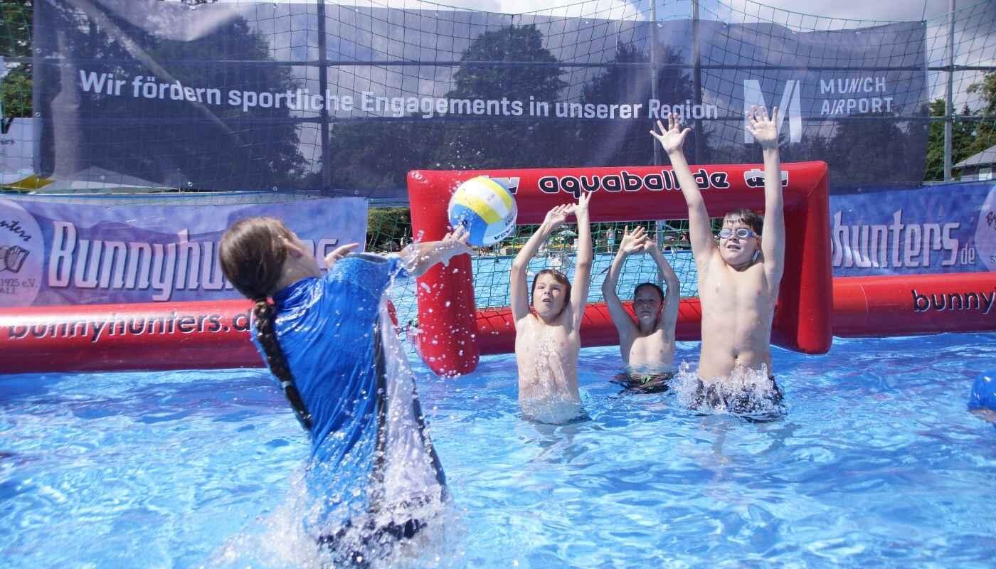Schwimmverein Dachau 1925 e.V. Kinder beim Wasserball spielen - Schwimmverein Dachau 1925 e.V.