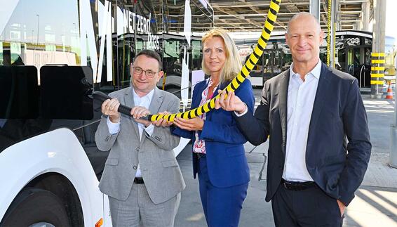 Einweihung des 1. Bauabschnitts des neuen E-Busdepots (v.l.n.r. Ulrich Lange, Parlamentarischer Staatssekretär beim Bundesministerium für Verkehr; Karolina Wernerova, MAN Truck & Bus Deutschland GmbH und Jost Lammers, Flughafen München)