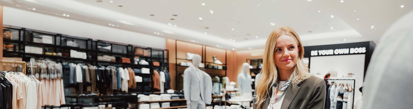 eurotrade Shop Verkäufein Verkäufer in einem Eurotrade Shop am Flughafen München