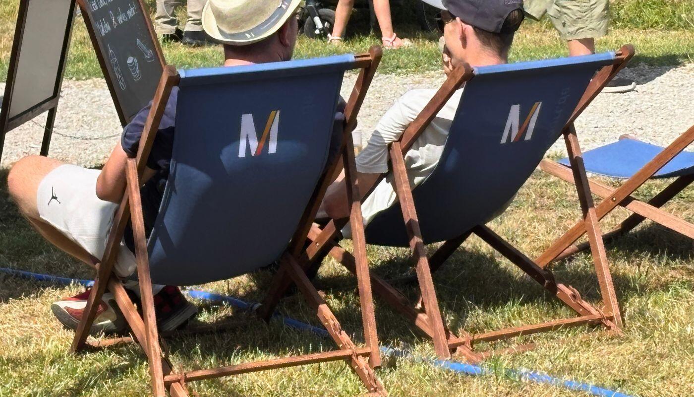 Chillen im Glonntal Zwei Männer sitzen entspannt in Liegestühlen beim Glonntal Festival