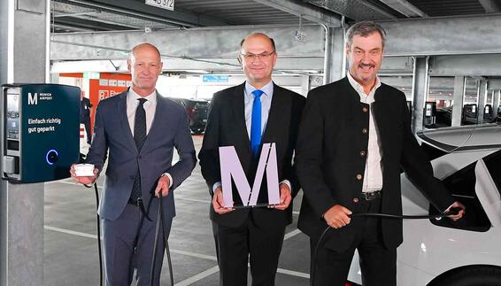 Eröffnung: Ladepark für Elektroautos im P44 am Flughafen München (von links nach rechts Jost Lammers; Vorsitzender der Geschäftsführung der Flughafen München GmbH, Staatsminister Albert Füracker; Aufsichtsratsvorsitzender der Flughafen München und Dr. Markus Söder, Bayerischer Ministerpräsident)
