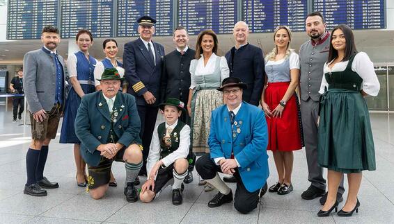 Oktoberfest-Auftakt am Flughafen München - Trachtencrew der Lufthansa und Terminaldienst des Flughafens München mit Heiko Reitz, Hub Manager München & CCO Lufthansa Airlines (hinten, 5. von links), Michaela Kaniber, Bayerische Staatsministerin für Ernährung, Landwirtschaft, Forsten und Tourismus (hinten, 6. von links) und Jost Lammers; Vorsitzender der Geschäftsführung der Flughafen München GmbH (hinten, 7. von links)