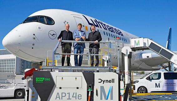 AeroGround und Lufthansa unterzeichnen langfristigen Vertrag - v.l.n.r. Jost Lammers; Vorsitzender der Geschäftsführung der Flughafen München GmbH, David Konradi; Geschäftsführer AeroGround Flughafen München GmbH und Heiko Reitz; Hub Manager München & CCO Lufthansa Airlines