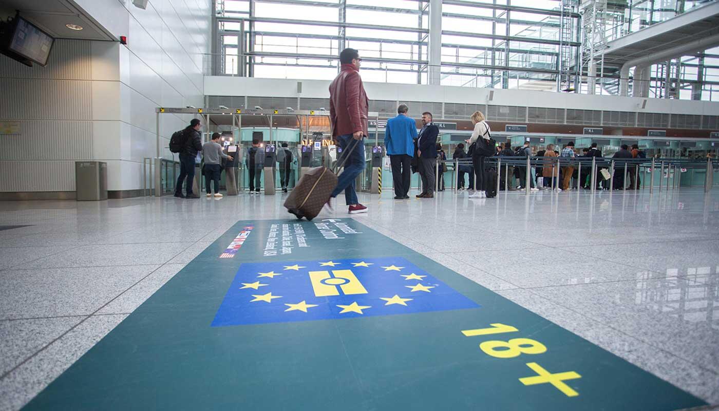 Grenzkontrolle Terminal 2 Bodenbeklebung an der Grenzkontrolle im Terminal 2