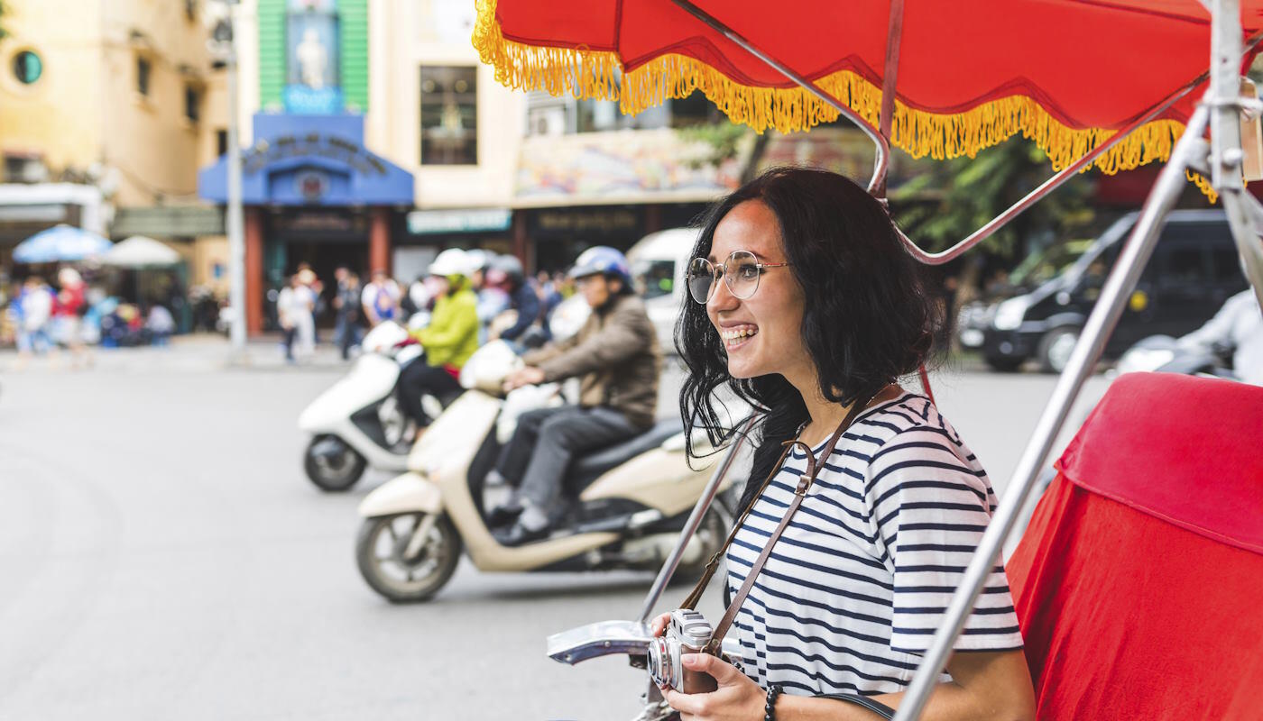 Junge Frau auf einer Rikscha in Hanoi, Vietnam Junge Frau auf einer Rikscha in Hanoi, Vietnam