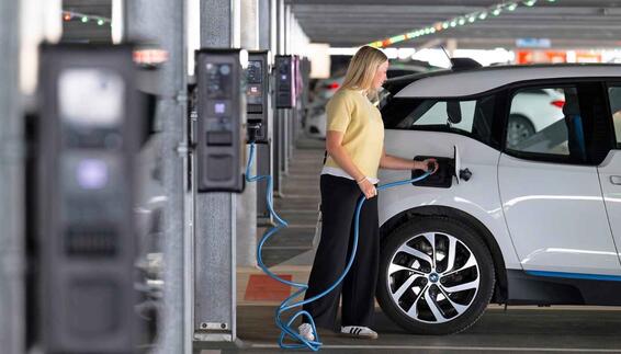 Laden im Parkhaus P44 Frau lädt ihr Elektroauto im Parkhaus P44 an einer Ladesäule