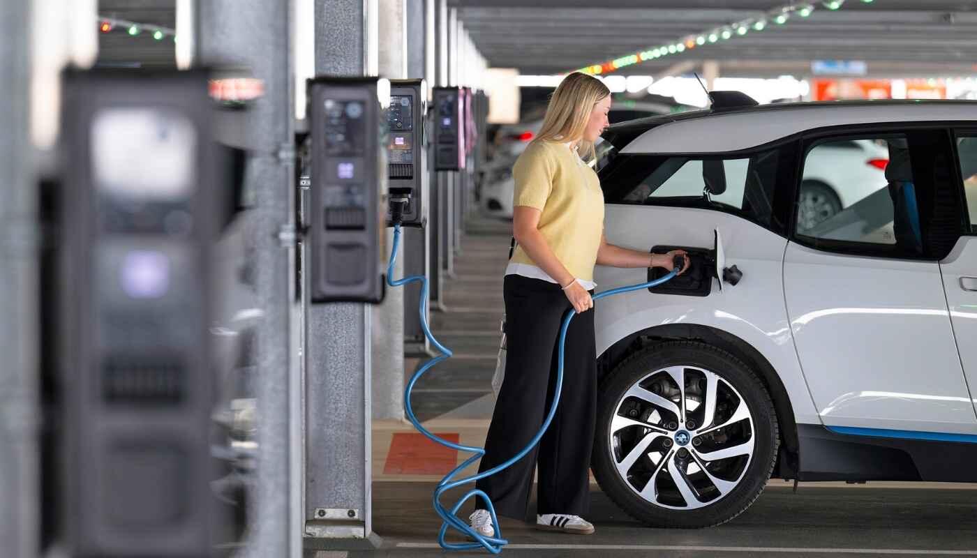 Laden im Parkhaus P44 Frau lädt ihr Elektroauto im Parkhaus P44 an einer Ladesäule