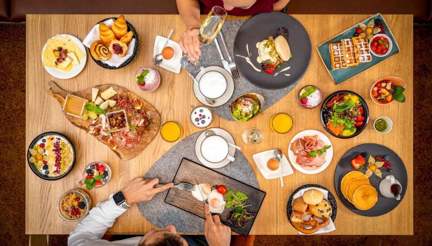 Gewinnen Sie einen Sonntagsbrunch im Mountain Hub Social Dining Ein liebevoll gedeckter Frühstückstisch mit feinen Köstlichkeiten beim Sonntagsbrunch im Hilton Munich Airport.
