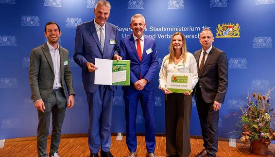 Bayerns Umweltminister Thorsten Glauber (v. r.) überreichte die Auszeichnung „Blühender Betrieb“ an Nadja Braun (Referentin Naturschutz und Ökologie der Flughafen München GmbH (FMG)), Hermann Blomeyer (Leiter Umwelt der FMG) und Dr. Josef Schwendner (Generalbevollmächtigter der FMG), gemeinsam mit dem Münchner Stadtrat Florian Schönemann. 