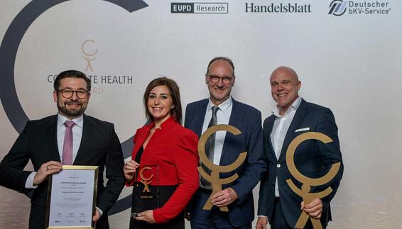 Auszeichnung mit dem Corporate Health Award (v.l.n.r. Michael Höbel, Leiter PCHM Arbeitsmedizin & Eingliederungsmanagement; Bárbara Sanchez Botella, Leiterin Gesundheitsmanagement bei der FMG; Rüdiger Pörsch, Leiter Gesundheitsmanagement und Arbeitsschutz bei der FMG und Geschäftsführer Markus A.W. Hoehner, EUPD Research Sustainable Management GmbH )