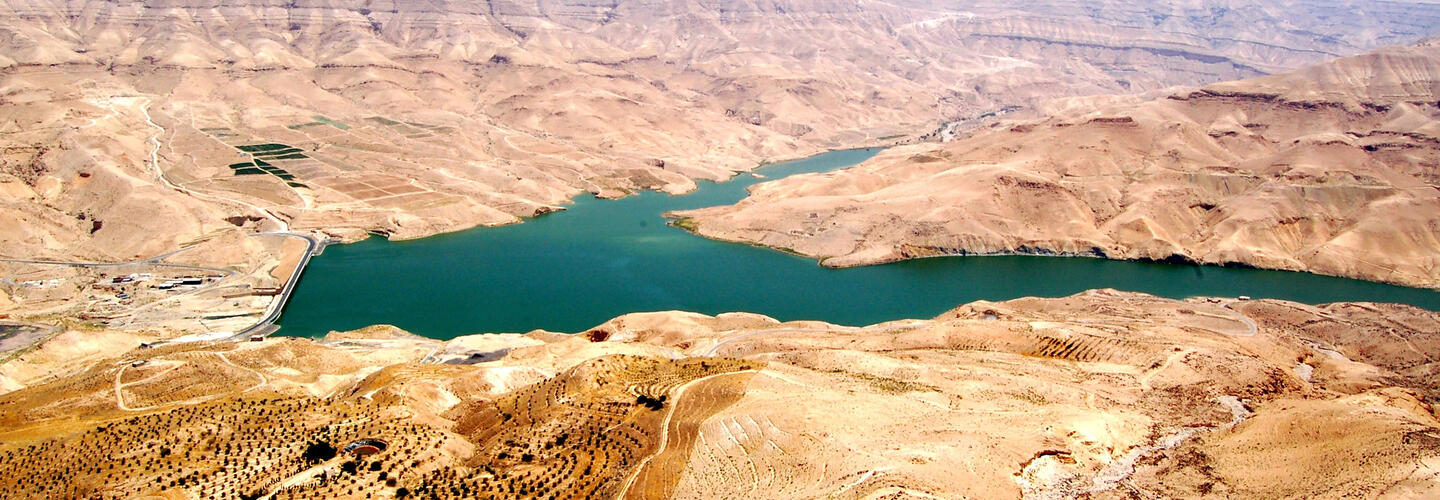 Amman, Jordanien Stausee nahe Amman in Jordanien mit türkisfarbenem Wasser, umgeben von trockener Wüsten- und Hügellandschaft.