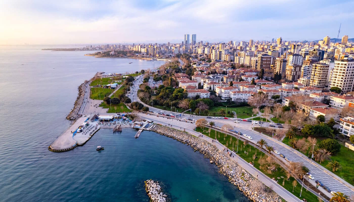 Distrikt Suadiye in Kadikoy, Istanbul, Türkei Stadt Istanbul, die asiatische Seite Kadıköy / Moda an der Marmaraküste. Zu sehen ist die Uferpromenade mit Parks, Straßen und Wohnvierteln, im Hintergrund die dichte Stadtsilhouette mit Hochhäusern.