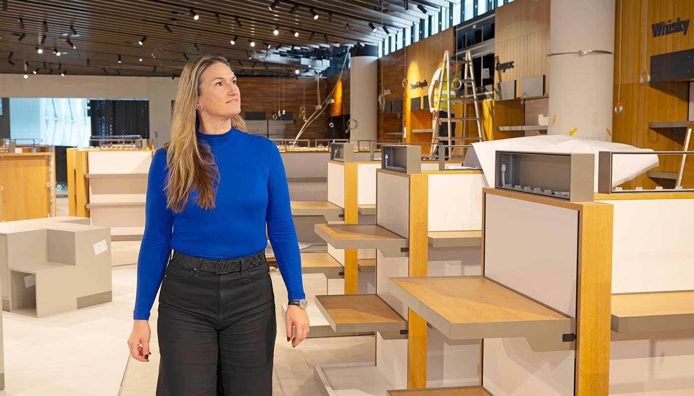 Einkaufen und Genießen im Terminal 1-Pier: Wo Fernweh auf Bayern trifft Wenn aus Plänen langsam Realität wird: Elke Haeffner schaut nach dem Baufortschritt im neuen Duty-Free-Store im Terminal 1-Pier. Voller Vorfreude blickt sie auf die Shopping- und Gastronomiewelt, die im April eröffnet wird.