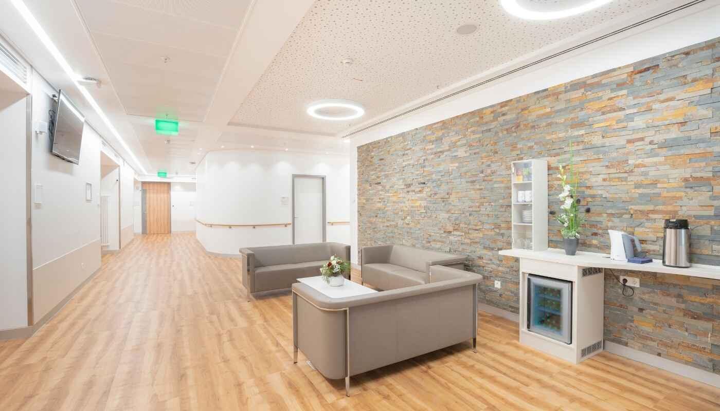 Airport Clinic München – Empfangsbereich Heller und moderner Empfangsbereich der Airport Clinic am Flughafen München mit Sitzgelegenheiten und Empfangstresen. Der Raum wirkt ruhig, sauber und einladend für Patienten im medizinischen Bereich des Flughafens.