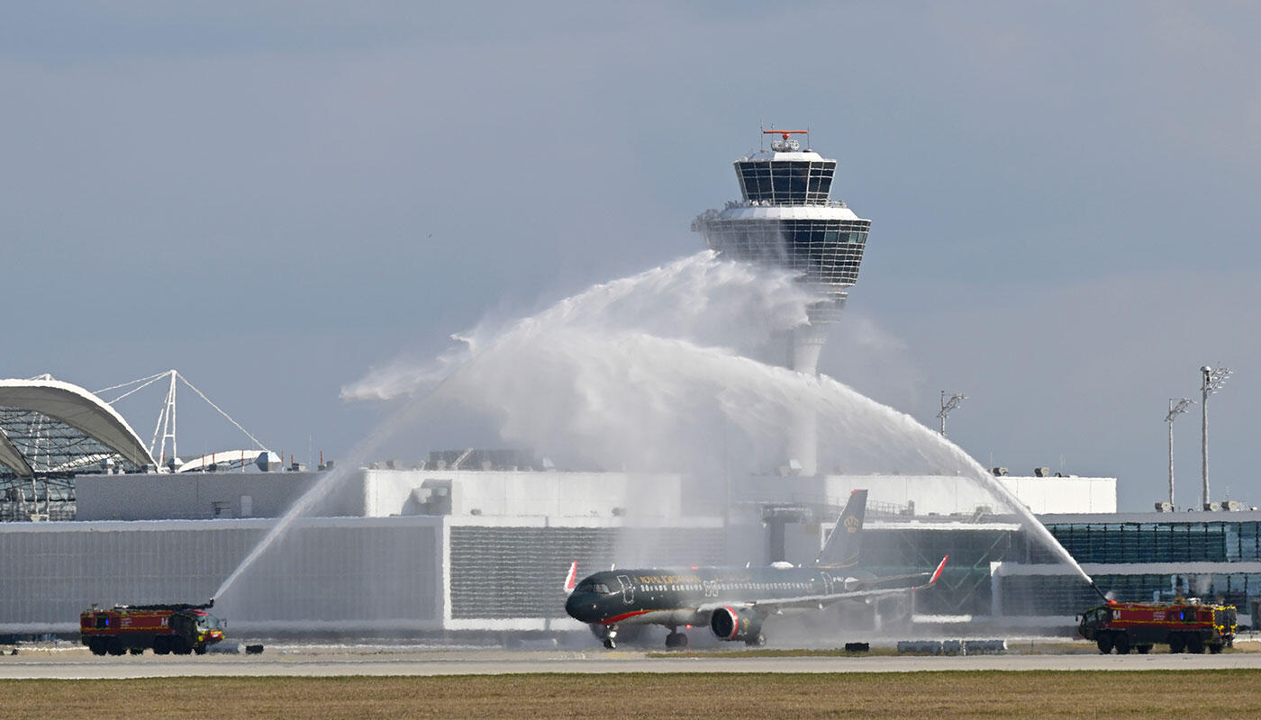 Erstflug der Royal Jordanian Flugzeig wird mit Wasser von zwei Feuerwehrautos getauft