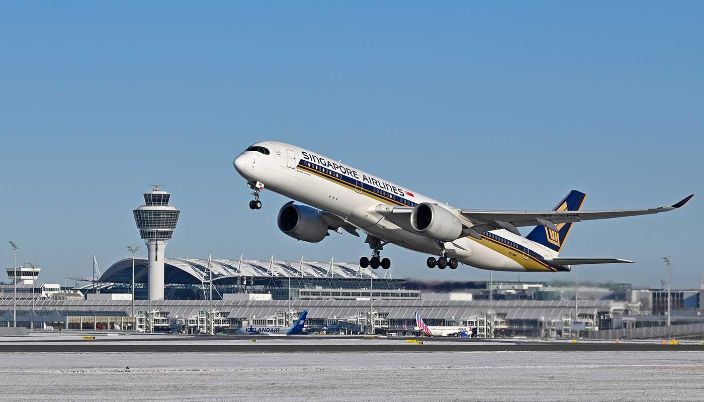 Singapore Airlines baut Präsenz in München weiter aus Flugzeuge von Singapore Airlines und Lufthansa auf dem Rollfeld eines internationalen Flughafens mit Terminalgebäude und Kontrollturm im Hintergrund